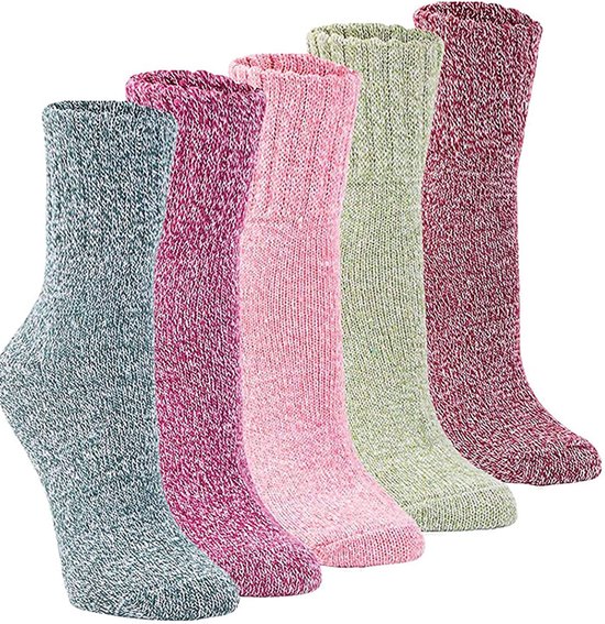 Vijf paar dikke dames sokken in de kleuren groenblauw, lila, lichtroze, lichtgroen en rood, met een ribbelpatroon.
