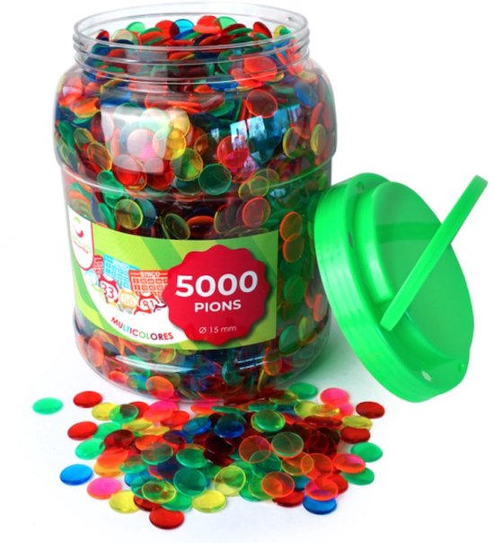 Pot met 5000 doorschijnende, meerkleurige bingofiches van 15 mm en een los groen deksel.