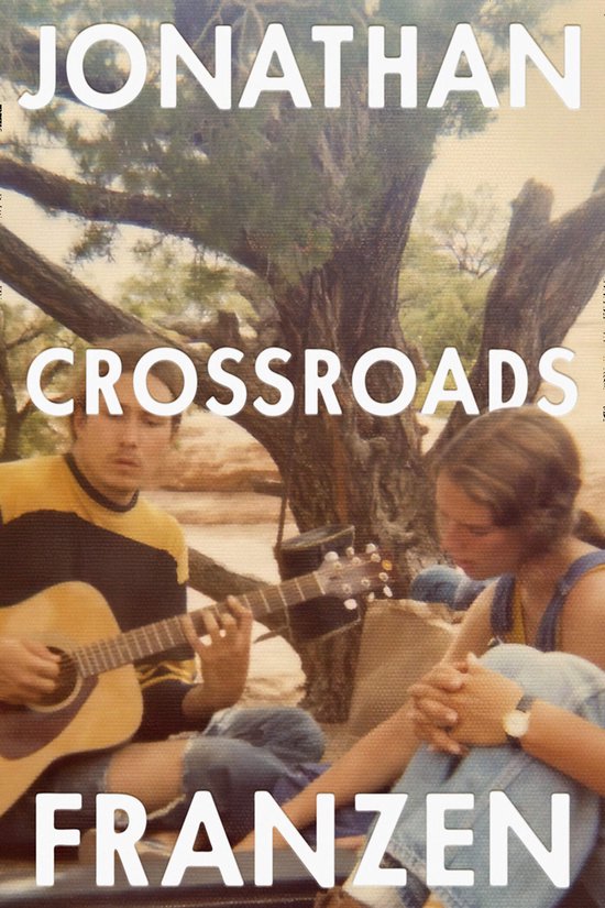 Boekomslag van 'Crossroads' van Jonathan Franzen met een man die gitaar speelt en een vrouw die naast hem zit onder een boom.