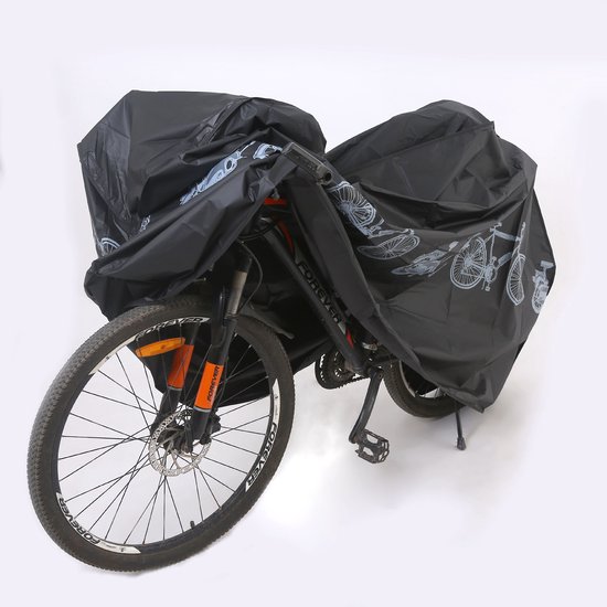 Twee fietsen bedekt met zwarte hoezen met witte fietsafbeeldingen.