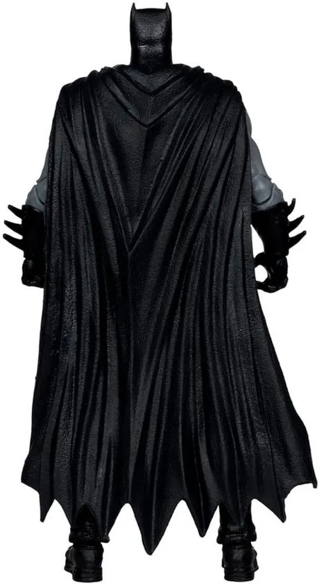 Achterkant Batman actiefiguur met lange, geplooide zwarte cape.