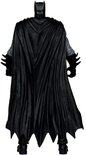 Achterkant Batman actiefiguur met lange, geplooide zwarte cape.