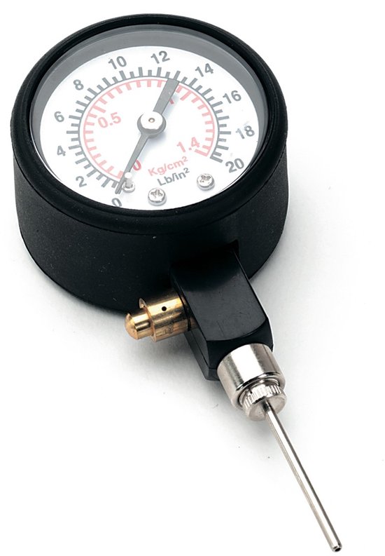 Zwarte bandenspanningsmeter met witte wijzerplaat, schaal van 0 tot 20 Lb/in² en 0 tot 1.4 Kg/cm², met naaldnippel.