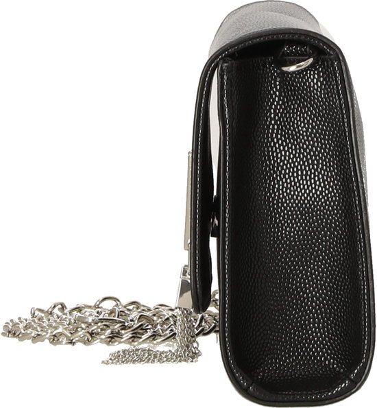 Zijzicht van een zwarte Valentino Bags clutch met zilveren kettingband.