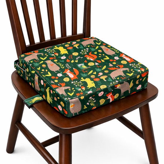 Coussin de chaise vert avec un imprimé d'animaux de la forêt et de champignons, assis sur une chaise en bois.