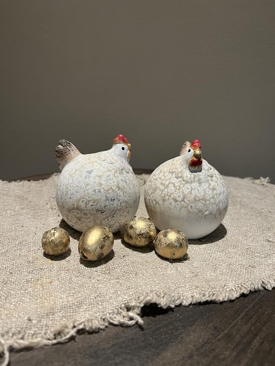 Klein wit kippetje- stoer sober- voorjaar- Pasen- wonen- decoratie