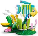 Poisson LEGO Creator 3 en 1 aux rayures vertes, jaunes et bleues, entouré de plantes vertes.