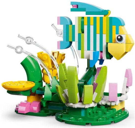 Poisson LEGO Creator 3 en 1 aux rayures vertes, jaunes et bleues, entouré de plantes vertes.