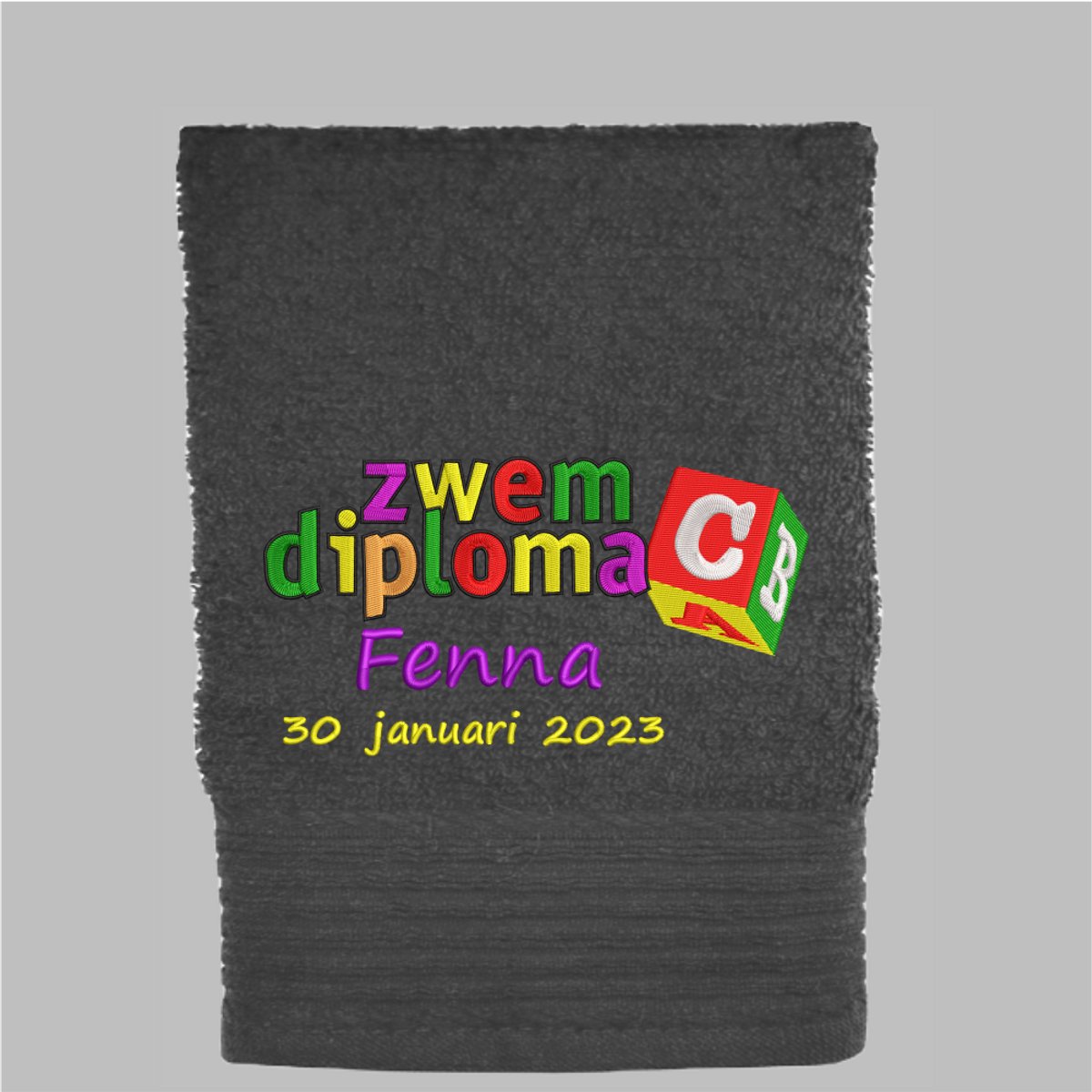 Handdoek Zwemdiploma C met naam en datum van afzwemmen - 550gr - 50x100cm - Antraciet - Cadeau Afzwemmen - Geborduurd
