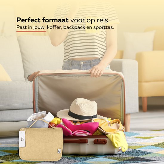Beige toilettas naast een geopende koffer vol met kleding en accessoires, vrouw in gestreepte top.
