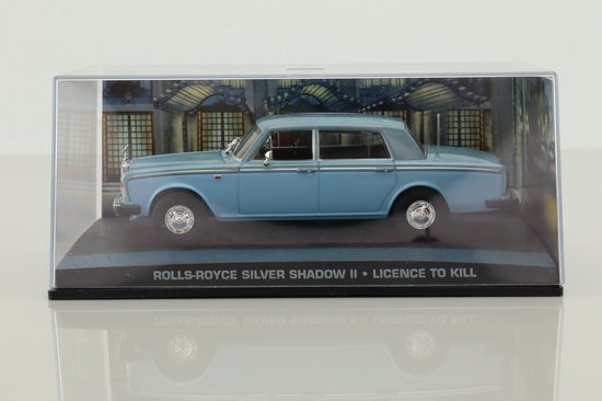 Blauw model van een Rolls-Royce Silver Shadow II 'Licence to Kill' in vitrine.