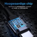 Gedetailleerd zicht op een hoogwaardige chip in een USB-C kabel met blauwe printplaat.