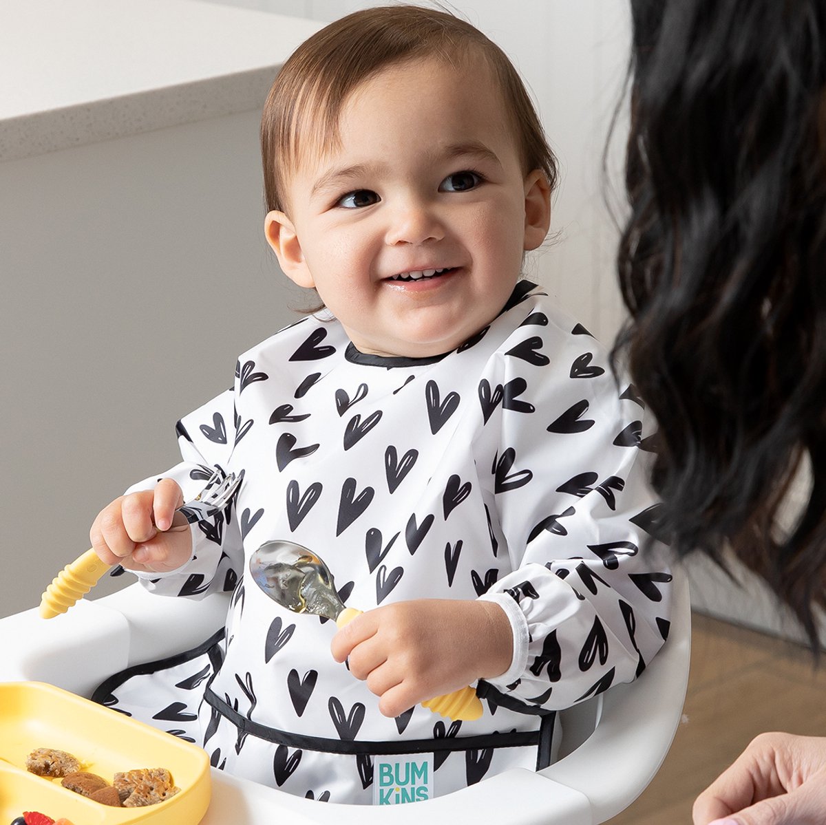 Bumkins Sleeved Bib - Waterdichte Mouwslab met Opvangbakje - Slab met Lange Mouwen - Knoeislab en Slabbetje voor Baby en Peuter - Kliederschort - Machinewasbaar - Baby Led Weaning BLW - Hearts Hartjes - Wit Zwart - 6-24 maanden