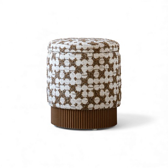 Bruine en beige poef met een rond patroon van sterren en een geribbelde houten basis.