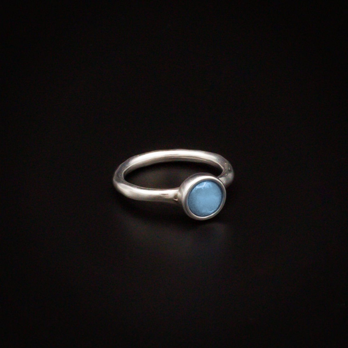 Qoss Ring Coco – Smalle Zilverkleurige Ring met 6 mm Cabochon | Nikkelvrij | Handgemaakt | Combineerbaar | Hemelsblauw | Maat XL