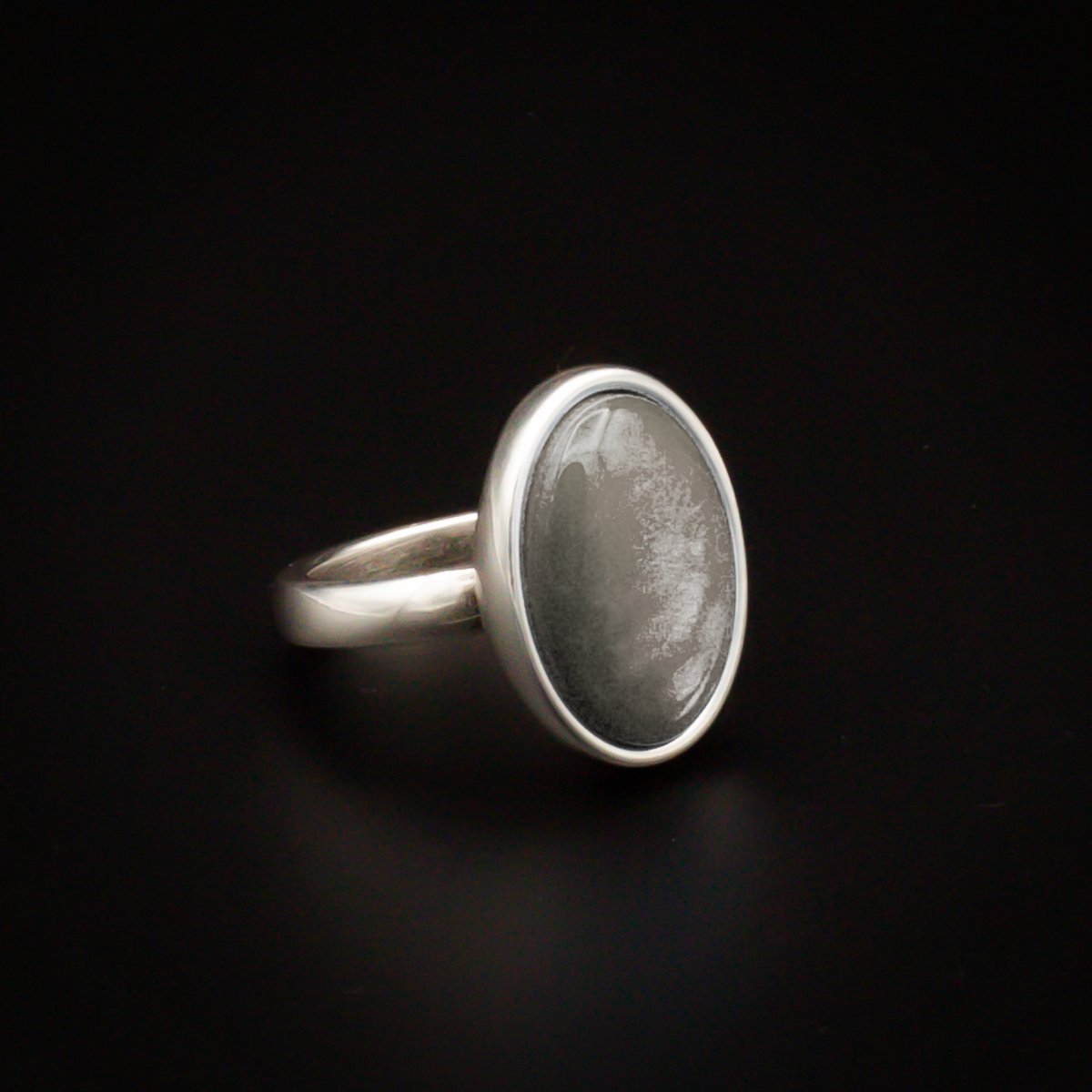 Qoss Ring Diede – Smalle Zilverkleurige Ring met Ovale 13x18 mm Cabochon | Nikkelvrij | Handgemaakt | Combineerbaar | Grijs | L