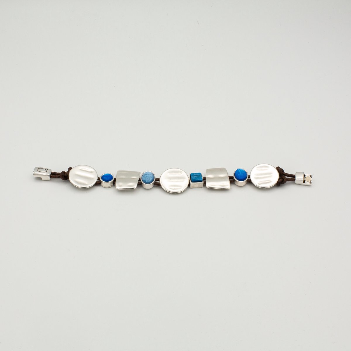 Qoss Armband Doutzen Maat L – Handgemaakt Buffelleer met Natuurlijke Stenen | Magneetsluiting | Mix & Match Stijl | Saffier