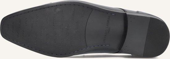 Zool van een zwarte nette schoen met merklogo en patronen.
