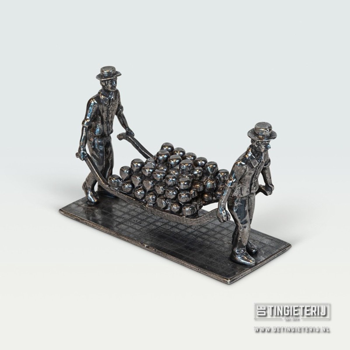 De tingieterij Beeldje Kaasdrager - Typisch Alkmaar - Holland souvenir - Oude ambacht- Miniatuur kaas - Oerhollands - Relatiegeschenk kaasboer - Cadeau kaasboerderij - luxe geschenk Zilver