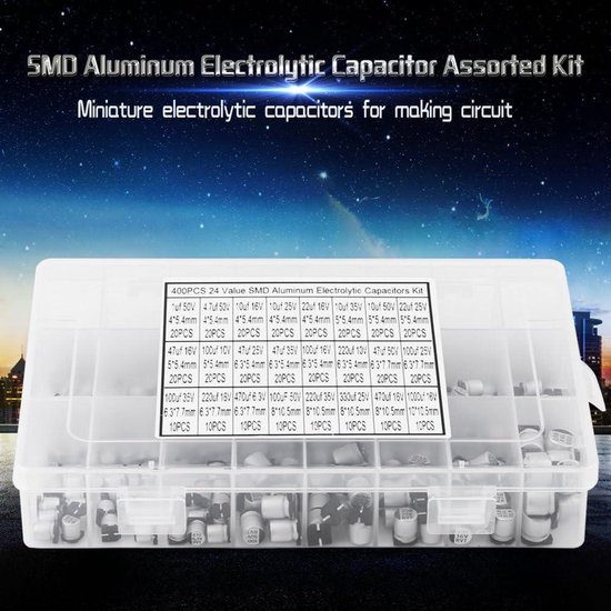 Transparante kunststof doos met 24 vakjes, gevuld met cilindrische elektrolytische condensatoren. Label toont 'SMD Aluminum Electrolytic Capacitor Assorted Kit'.