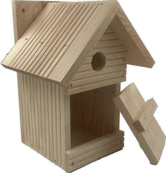 Maisonnette en bois avec toit incliné, entrée ronde et façade ouvrante.