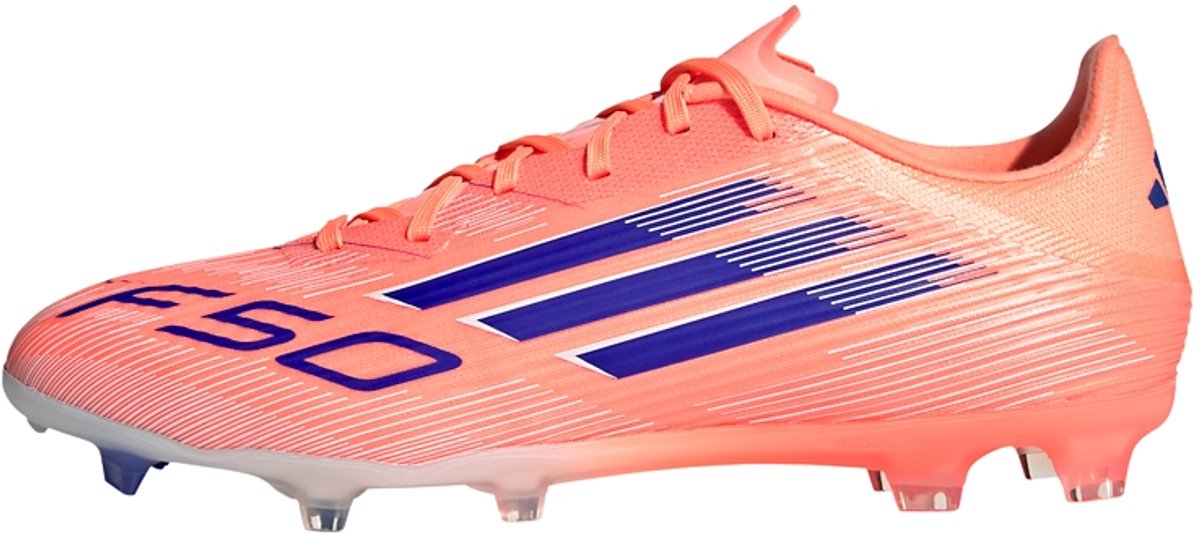 adidas F50 League voetbalschoenen in oranje met paarse details, ontworpen voor snelheid op firm/multi-grond.