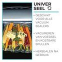Carottes emballées sous vide avec des herbes, au-dessus d'une machine sous vide.