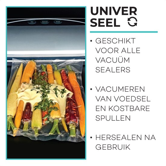 Carottes emballées sous vide avec des herbes, au-dessus d'une machine sous vide.