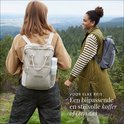 Twee vrouwen met rugzakken in een bosrijke omgeving. Tekst "Voor elke reis Een bijpassende en stijlvolle koffer of (reis)tas"
