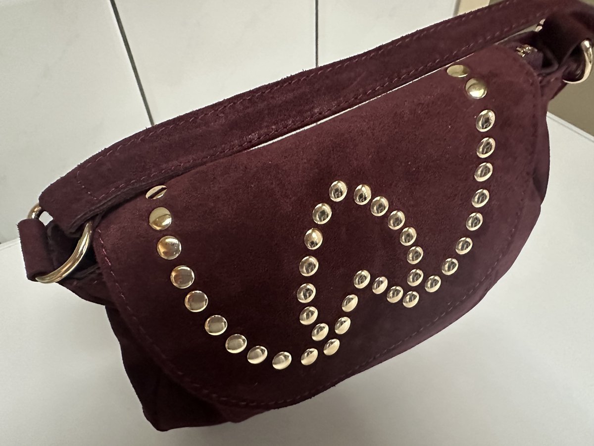 Tas -bordeaux -suède -met studs -zowel hand als crossbody te dragen