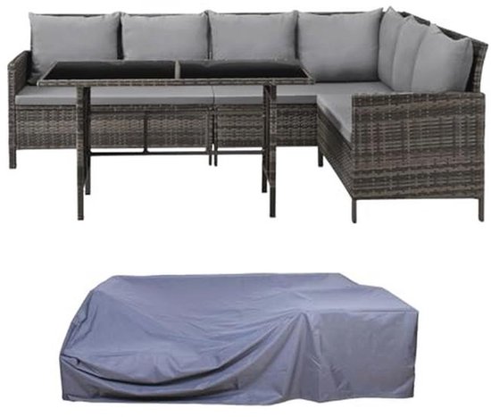Bruine wicker hoekbank en tafel met kussens, met daaronder een grijze beschermhoes.