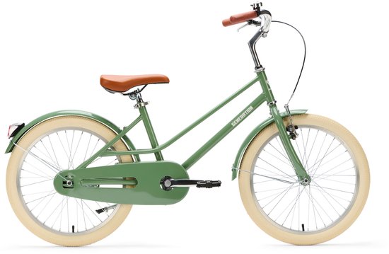 Vélo d'enfant vert avec selle marron, pneus crème et poignées marron. Vue de côté.
