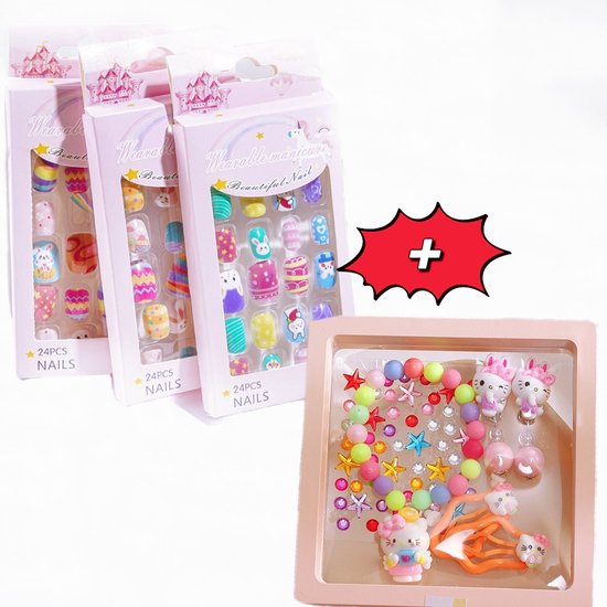 Verpakkingen kunstnagels en een roze display met Hello Kitty accessoires.