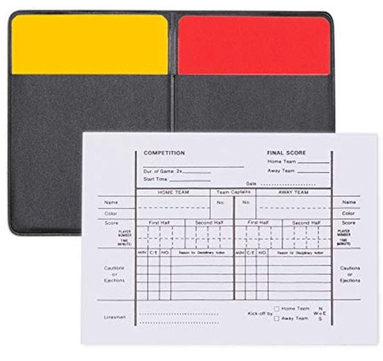 Zwarte scheidsrechtersportemonnee met gele en rode kaarten, en een scoreformulier.