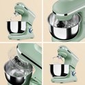 Pastelgroene keukenmachine met zilverkleurige mengkom en deeghaak.