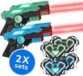 Twee laserpistolen, één groen en één blauw, met rode laserstralen. Vier interactieve vesten met lichteffecten.