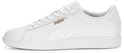 Zijaanzicht van witte Puma Smash 3.0 L sneakers met gouden Puma logo.