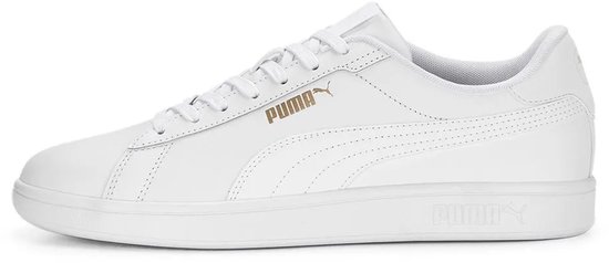 Zijaanzicht van witte Puma Smash 3.0 L sneakers met gouden Puma logo.