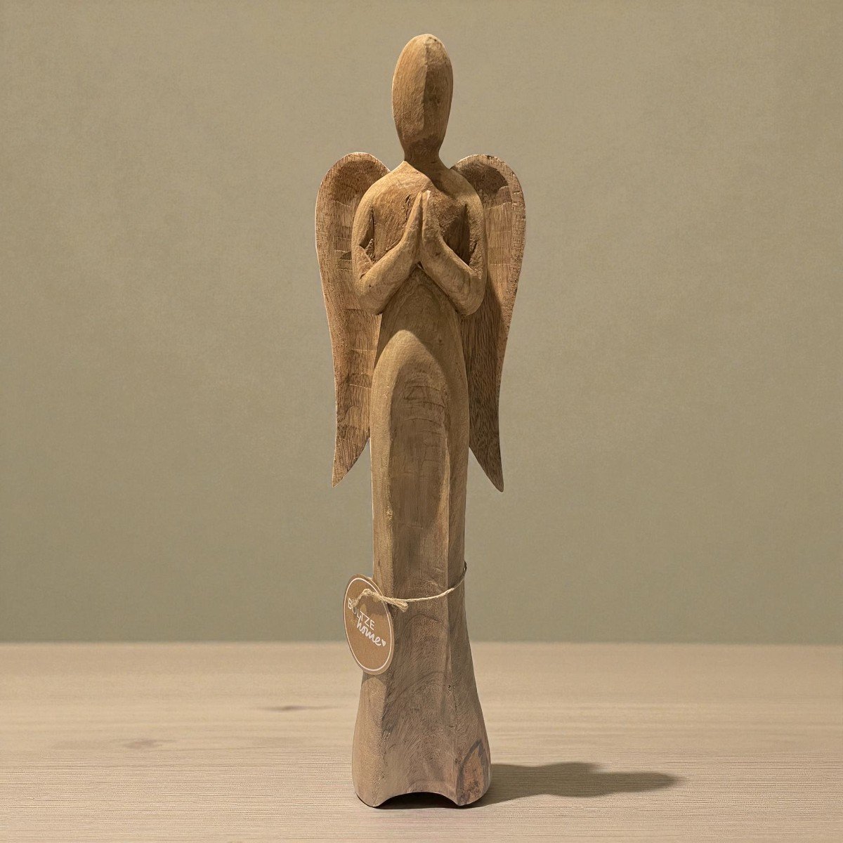 Biddende Kerst engel Rafaël van hout - kerstfiguur - kerstengel - 40 cm hoog - handgemaakt - uniek kerstbeeld - houten beeld - engel van hout