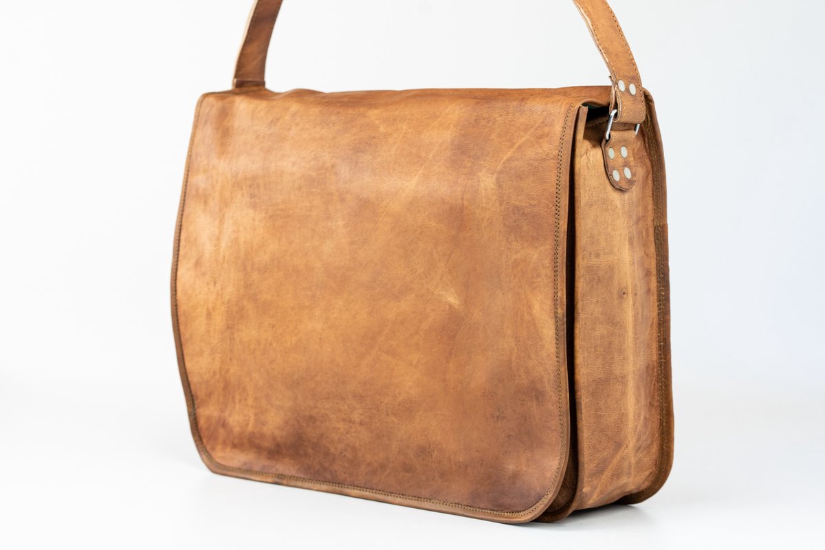 Leren Schoudertas Laptoptas Handgemaakte Messengertas Almeria 15 inch – A4 Formaat - Echt Leer – 37x28x10 cm – Verstelbare Riem – Unisex – Echt Leer Cognac Bruin - model B101