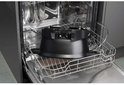 Zwarte multicooker basis met deksel in de vaatwasser, klaar om gereinigd te worden.