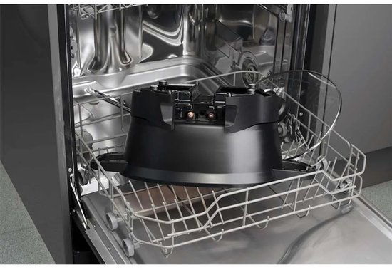 Zwarte multicooker basis met deksel in de vaatwasser, klaar om gereinigd te worden.