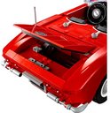 Achterkant van de rode LEGO Chevrolet Corvette cabriolet, met de kofferbak open en zichtbare onderdelen.