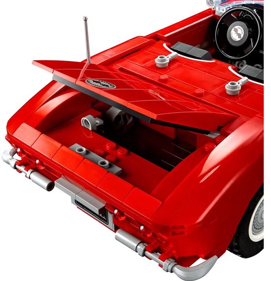 Achterkant van de rode LEGO Chevrolet Corvette cabriolet, met de kofferbak open en zichtbare onderdelen.