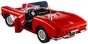 Rode LEGO Chevrolet Corvette cabriolet met geopende deur en een transparante voorruit. Witte details op de zijkanten en grijze wielen.
