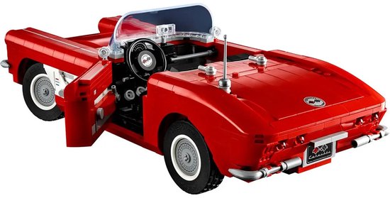 Rode LEGO Chevrolet Corvette cabriolet met geopende deur en een transparante voorruit. Witte details op de zijkanten en grijze wielen.