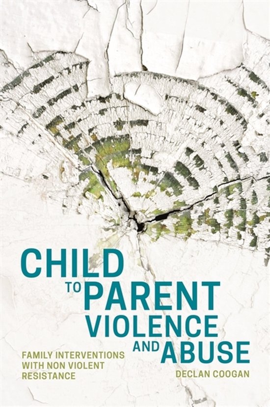Couverture de livre : titre 'Child to Parent Violence and Abuse' sur un fond de peinture blanche craquelée et bois vert.