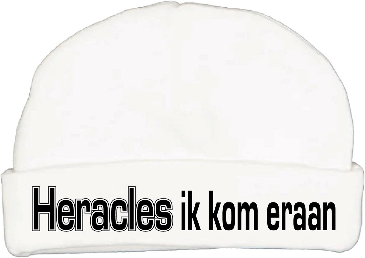 Babymutsje met de tekst: Heracles ik kom eraan !