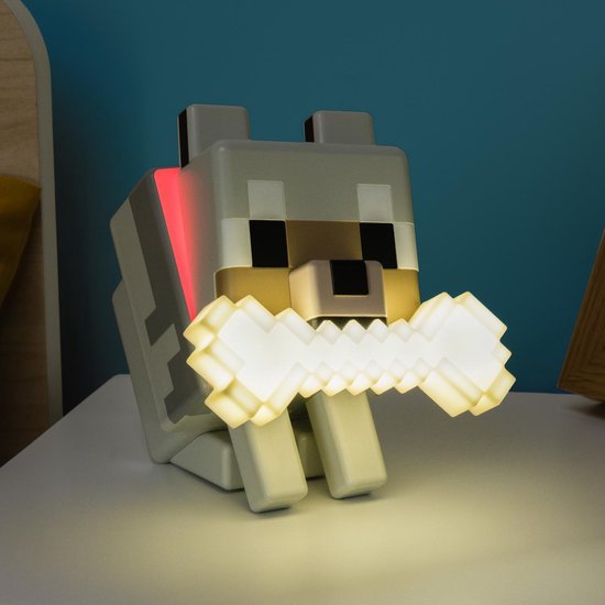 Lampe 3D Minecraft Wolf GloBuddies avec un os dans la gueule, éclairage rouge et jaune.
