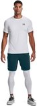 Man draagt witte korte mouwen sportshirt en witte sportlegging met blauw/groene shorts.